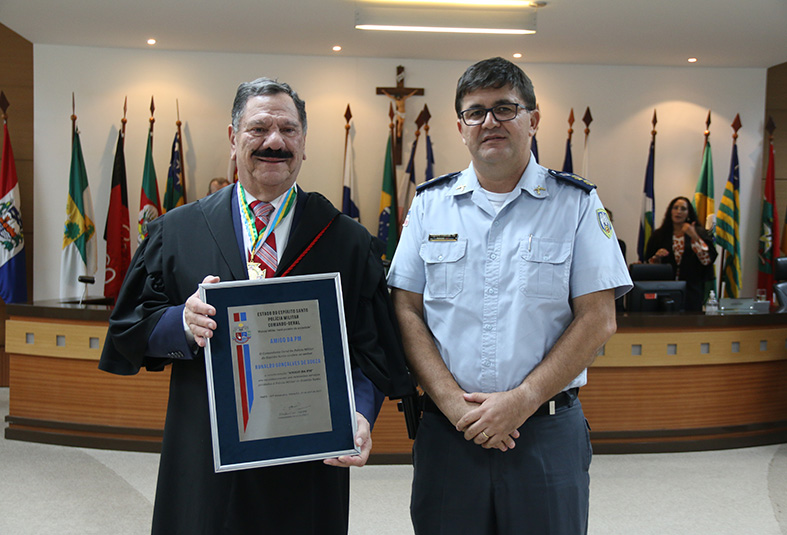 Ronaldo Gonçalves recebe homenagem da PM