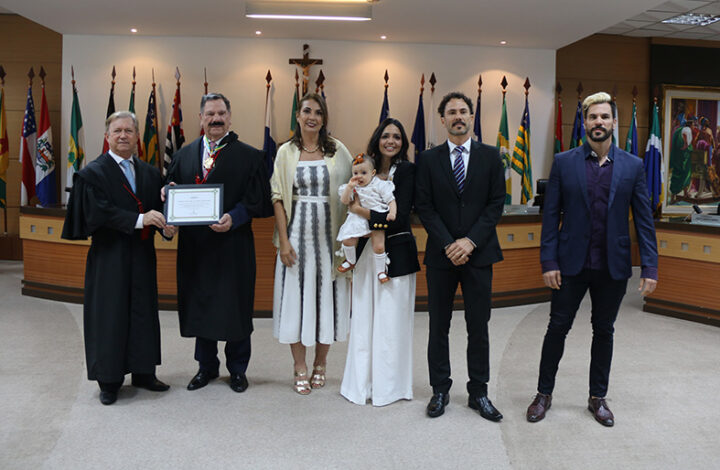 Desembargador Ronaldo Gonçalves recebe homenagem ao se aposentar após 42 anos de magistratura