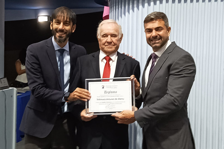 Desembargador Telêmaco Antunes recebendo o título