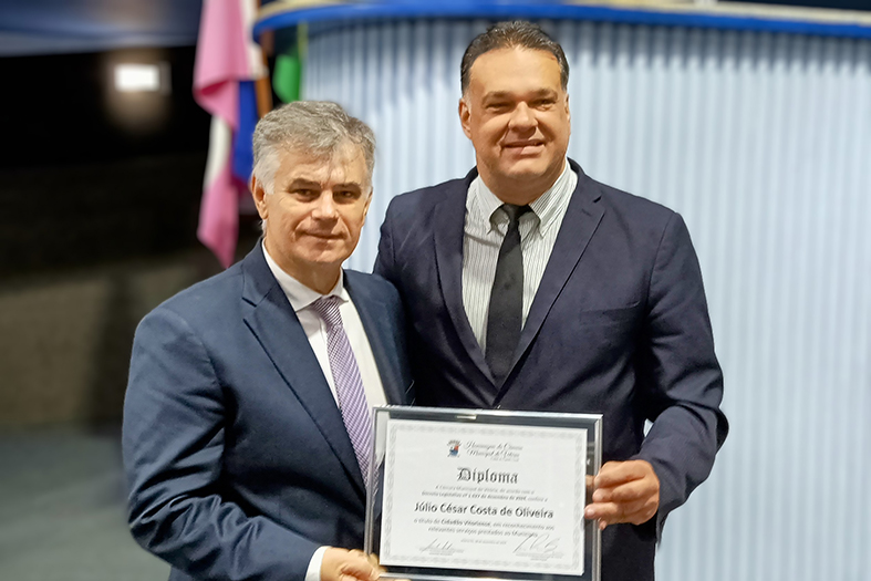 Foto do desembargador Júlio Júlio César Costa de Oliveira recebendo o título do vereador vereador Leonardo Monjardim
