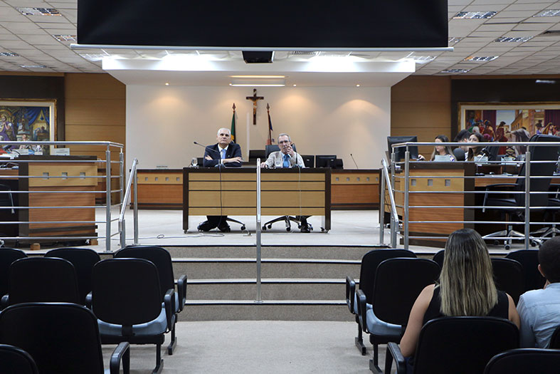 O desembargador Dair José Bregunce de Oliveira, e do secretário da comissão, juiz Aldary Nunes Júnior participam da divulgação do resultado preliminar da prova escrita discursiva do concurso para magistratura no salão do tribunal pleno do TJES.