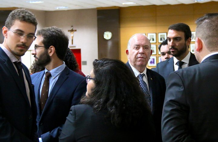 Presidente do TJES recebe grupo de jovens advogados criminais que participam de programa de experiência profissional