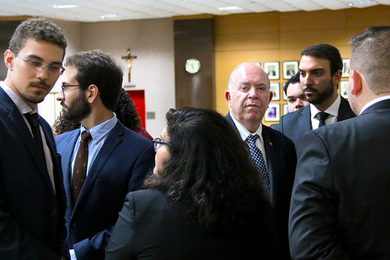 O Presidente do TJES, Desembargador Sérgio Gama apresenta o Salão do Tribunal Pleno à jovens advogados criminais.