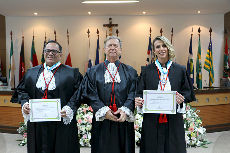 Presidente do TJES e dos dois desembargadores empossados posam para foto.