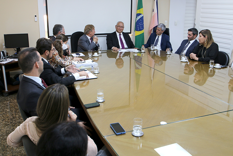 Autoridades diversas em reunião na presidência do TJES.