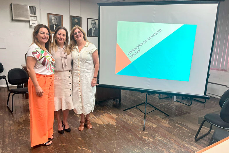 A juíza da 2ª Vara da Comarca de Guaçuí, Drª Valquíria Tavares e duas palestrantes posam para foto.