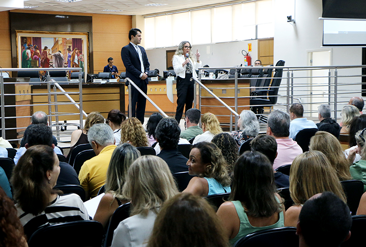 Reunião no salão do tribunal pleno do TJES.