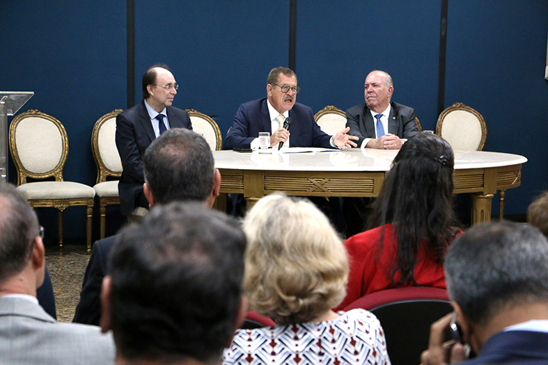 O presidente do Tribunal de Justiça do Espírito Santo (TJES), desembargador Sérgio Luiz Teixeira Gama, e os demais desembargadores que integram a Corte de Justiça do Espírito Santo receberam, nesta quarta-feira, 20/2, o ministro Humberto Martins, Corregedor Nacional da Justiça, que veio ao Estado cumprir agenda dos trabalhos da inspeção de rotina que o Conselho Nacional de Justiça realiza esta semana no Tribunal de Justiça.