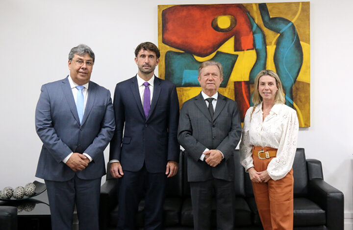 Presidente do TJES recebe comissões de prerrogativas da AMB e da Amages