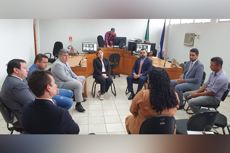 Servidores e desembargadora em reunião.