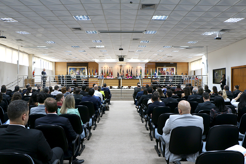 Autoridades diversas compõem a mesa de honra durante curso promovido no salão do pleno do tjes.