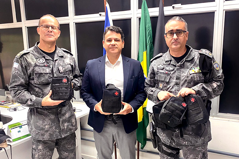 O titular da 7ª Vara Criminal de Vitória, juiz Carlos Eduardo Ribeiro Lemos posa para foto com dois oficiais da PMES.