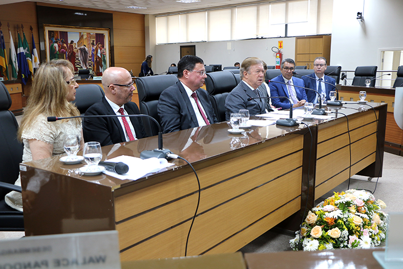 Mesa de honra na abertura da 25ª semana Justiça pela Paz em Casa, evento realizado no salão do tribunal pleno do TJES.