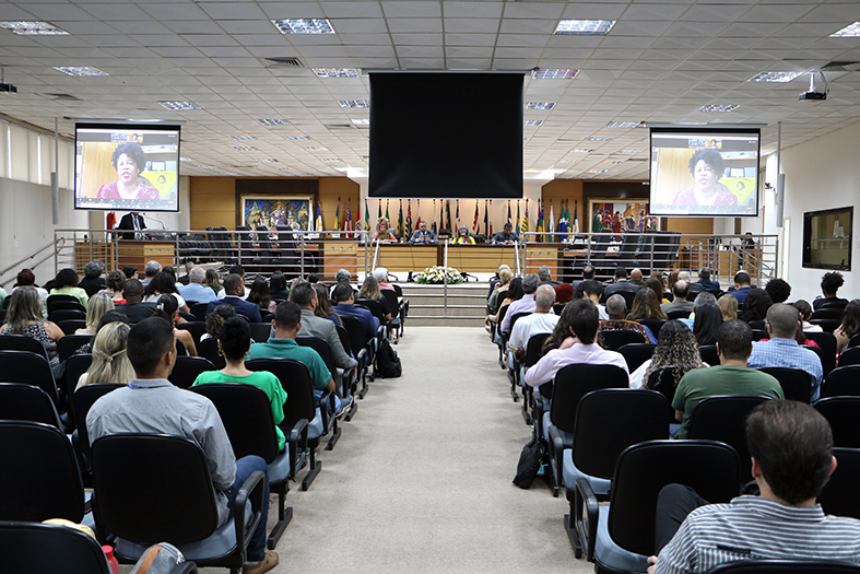 Salão do tribunal pleno durante evento.