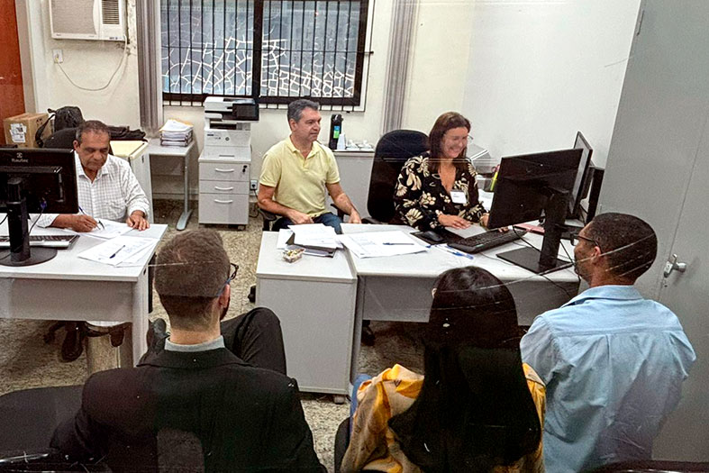 Servidores do judiciário capixaba em uma sessão de conciliação em Ibatiba.