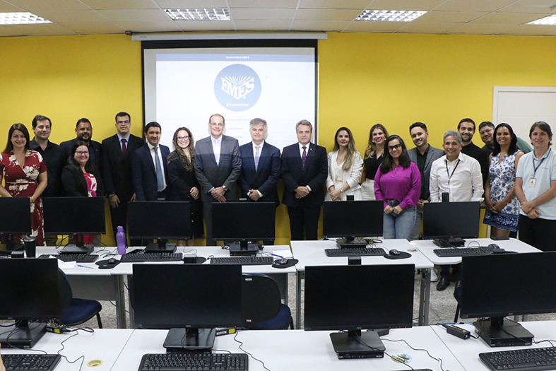 Equipe da Emes reunida
