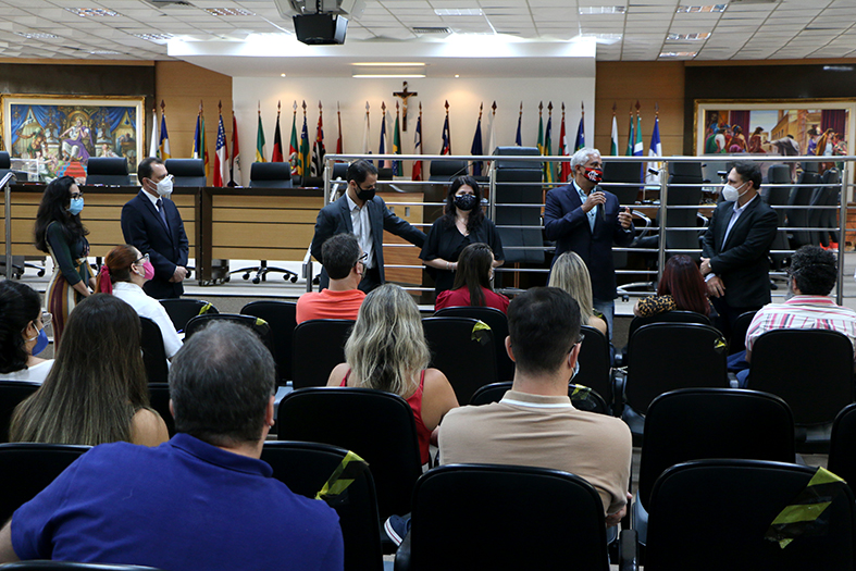 grupo de pessoas participa de audiência de conciliação