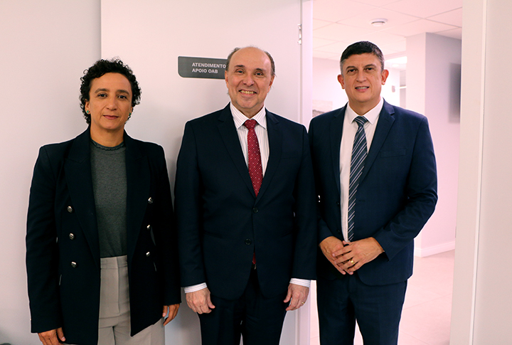O desembargador Samuel Meira Brasil Jr, presidente do TJES, com Érica Ferreira Neves, presidente da OAB do Espírito Santo. e o juiz Rodrigo Cardoso de Freitas posam para foto.