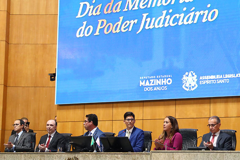 O presidente do Tribunal de Justiça, desembargador Samuel Meira Brasil Jr. recebe homenagem na ALES.