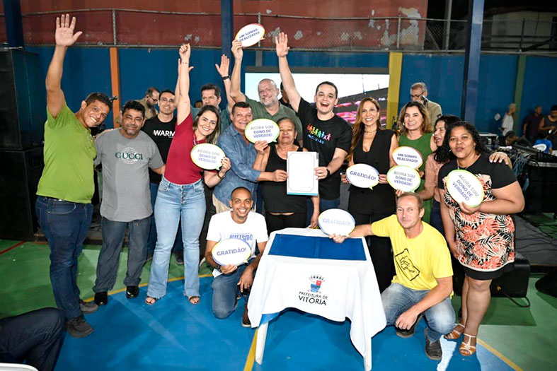 Moradores do bairro São José comemoram a entrega de títulos de regularização fundiária juntamente com o prefeito de Vitória Lorenzo Pazolini, do secretário de Desenvolvimento da Cidade, Luciano Forrechi, e das Juízas Auxiliares Ana Cláudia Rodrigues de Faria e Gisele Souza de Oliveira.