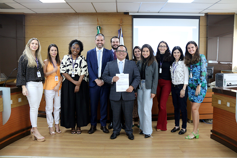 Desembargador Raphael Câmara se reúne com estudantes em visita monitorada.