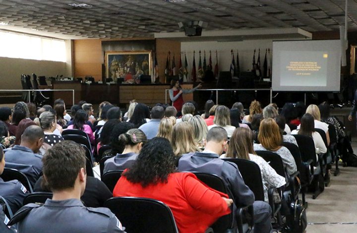 Profissionais de saúde, educação e segurança participam de curso sobre escuta especializada