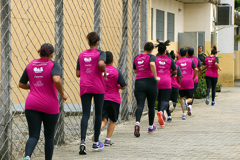 mulheres reeducandas do centro prisional feminino de cariacica praticando corrida vestidas com roupas de ginástica.