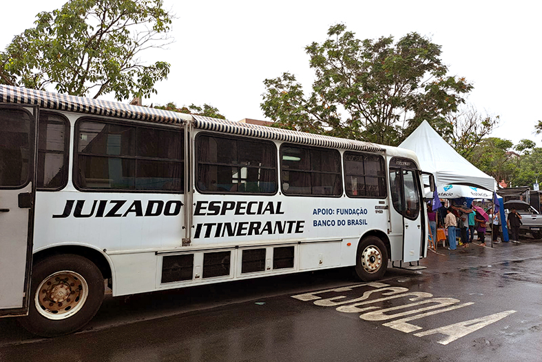 Ônibus do 3º cejusc em ação no bairro de jardim Camburi em Vitória/ES.