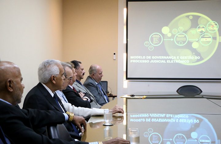 Presidente do TJES recebe Conselheiro do CNJ para reunião de trabalho sobre Pje com Desembargadores