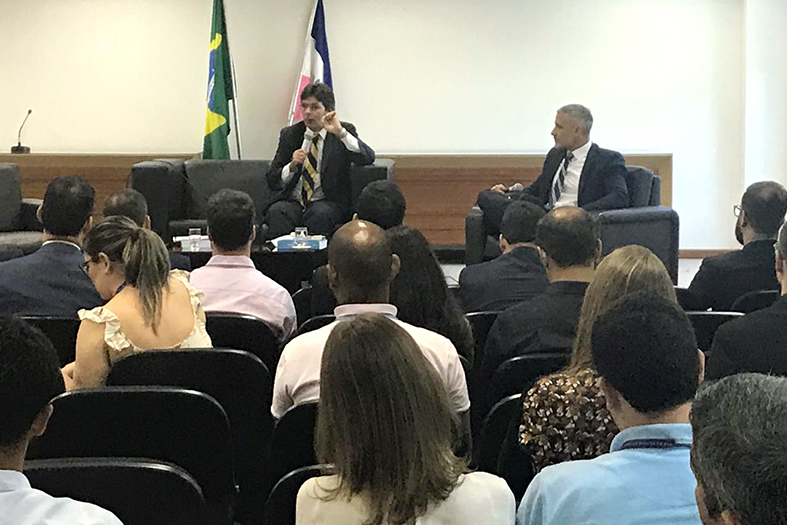 No auditório da Corregedoria o público assiste ao Workshop sobre Tutela Executiva, com a participação dos professores e advogados Cassio Scarpinella Bueno e Marcelo Abelha Rodrigues.
