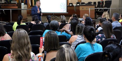 Senador Fabiano Contarato palestra no salão do Tribunal Pleno durante o 1º Encontro Estadual de Conselheiros Tutelares e Poder Judiciário.