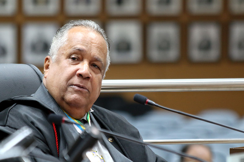 O Desembargador Jaime Ferreira Abreu recebe as homenagens em sua despedida da corte do Tribunal de Justiça capixaba.