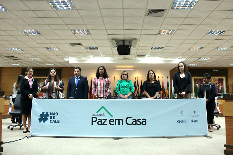 Mesa de convidados e palestrantes do evento Fórum O Jeito Mulher de Liderar e Empreender realizado pelo PJES, através da Coordenadoria de Combata a Violência Doméstica e Familiar e o Rotary Club de Vitória.