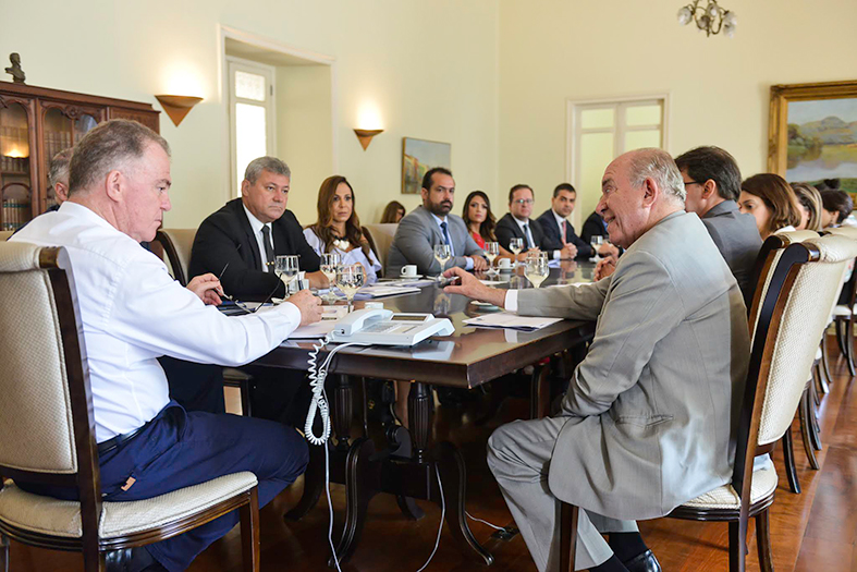Reunião entre o Governador Renato Casagrande, membros do CNJ e do Poder Judiciário no salão do palácio Anchieta.