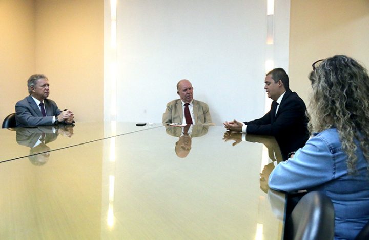 Desembargador Sérgio Luiz Teixeira Gama recebe visita do presidente da Amunes