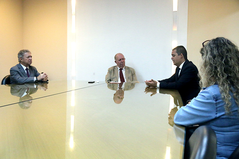 O Presidente do TJES, Desembargador Sérgio Luiz Teixeira Gama recebe o Presidente da Amunes, Gilson Daniel, prefeito de Viana.