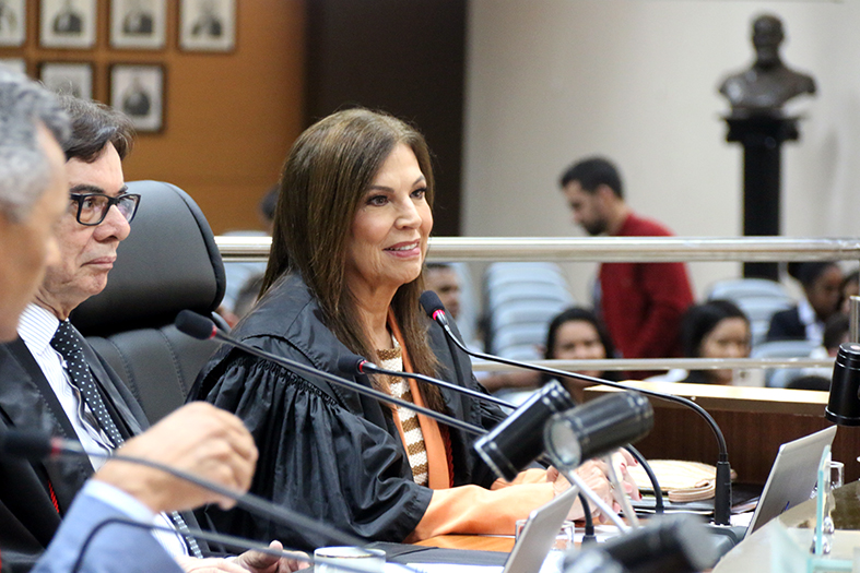 A desembargadora Débora Maria em sessão do Tribunal Pleno do TJES.