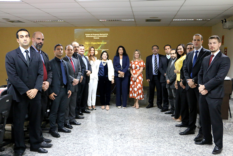 Grupo de pessoas posando para uma foto.