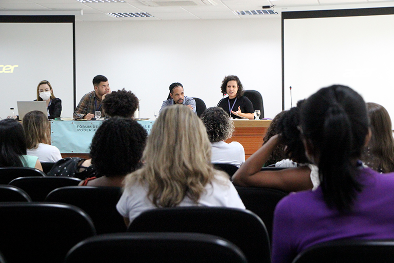 Assistentes Sociais e Psicólogos debatem em evento no auditório da Corregedoria.