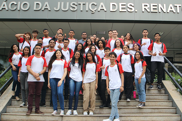 Estudantes do Ensino Médio do município de Cariacica/ES possam em frente à entrada da sede do TJES durante o projeto Visita Monitorada.