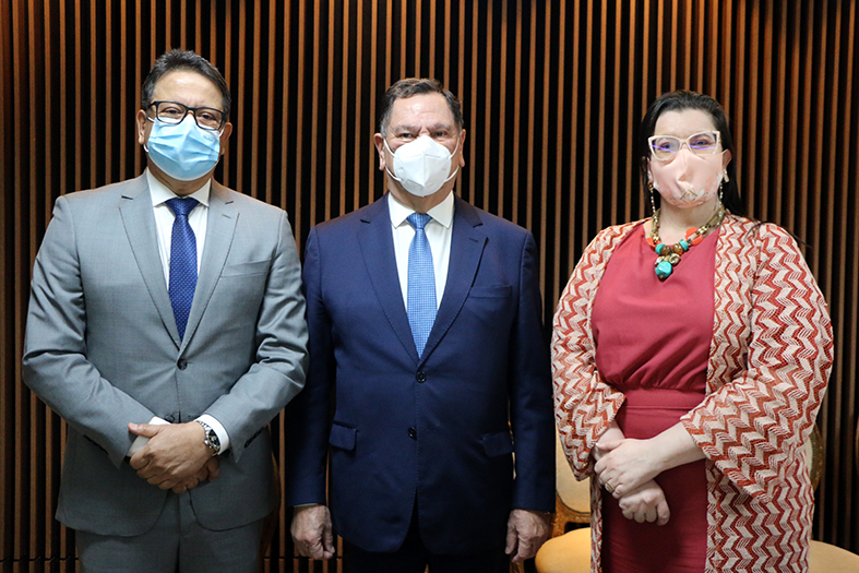 Três pessoas, o presidente do TJES, Desembargador Ronaldo Gonçalves, o Dr, Eder Pontes e a Drª Luciana Andrade posam para foto