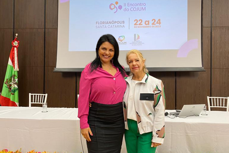 A ouvidora da mulher do TJES, desembargadora Rachel Durão Correa Lima posa para foto com a desembargadora Tânia Regina Silva Reckziegel, presidente do Colégio de Ouvidorias das Mulheres.