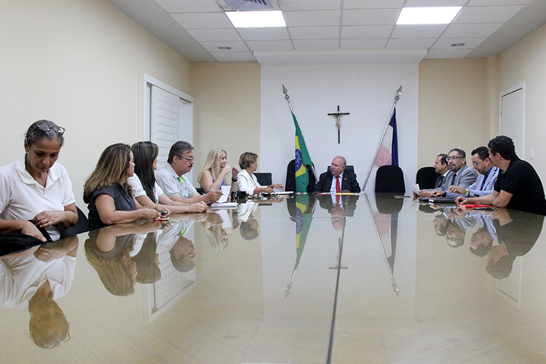 O presidente do TJES, desembargador Sérgio Luiz Teixeira Gama se reúne com representantes do SindJudiciário.