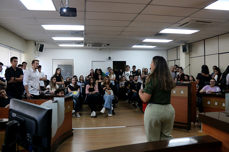 Alunos da FDV durante visita monitorada à sede do TJES.