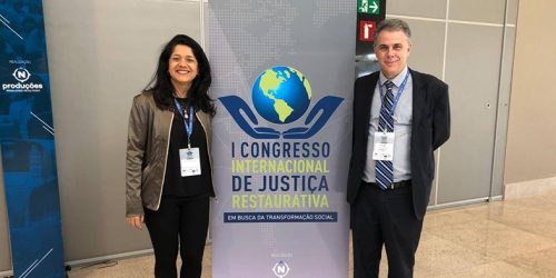 O desembargador Jorge Viana e a servidora Jacklane recebem prêmio no 1º congresso internacional de justiça restaurativa.