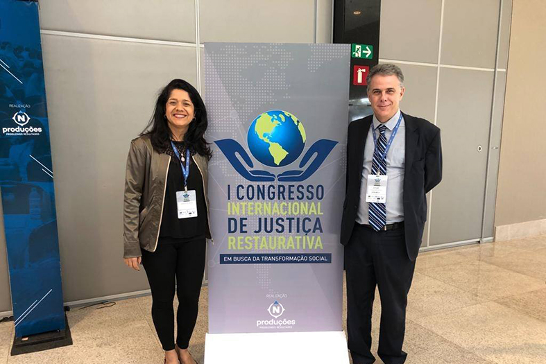 O desembargador Jorge Viana e a servidora Jacklane recebem prêmio no 1º congresso internacional de justiça restaurativa.