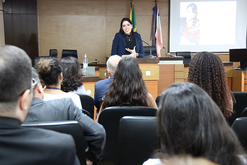 A doutoranda em filosofia Aglaé Caroline Santos Carneiro em evento no TJES.