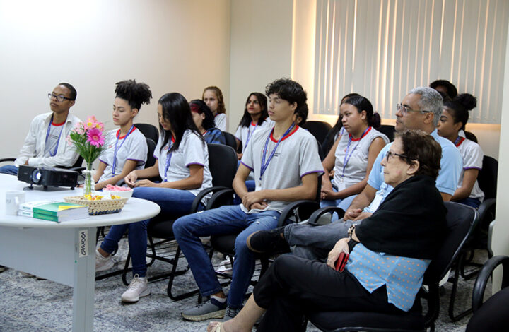 Fórum de Cariacica recebe jovens da Fundação Fé e Alegria na semana do Dia da Educação