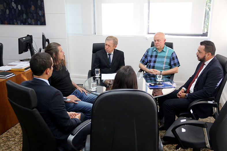 Autoridades diversas em reunião na presidência do TJES.