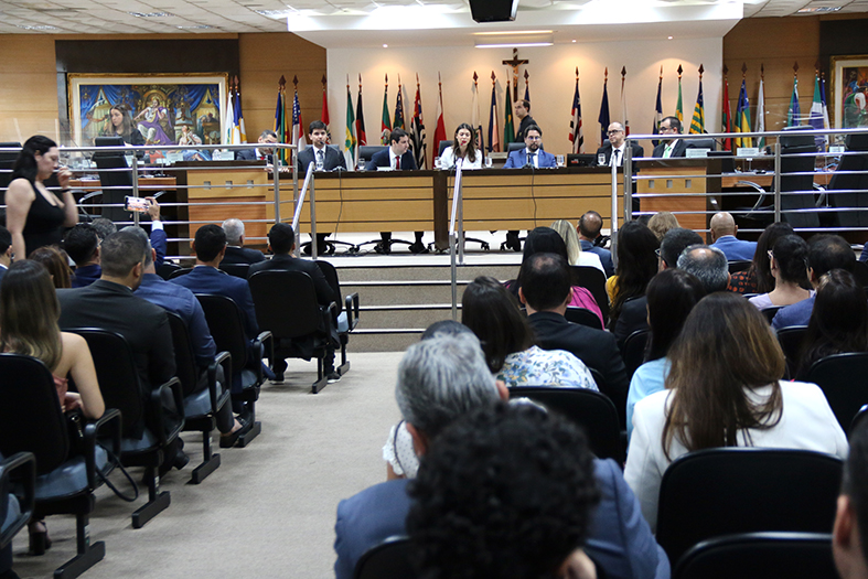 Platéia assiste ao Simpósio Panorama Atual da Recuperação de Empresas e Falência no Brasil, no salão pleno do TJES.